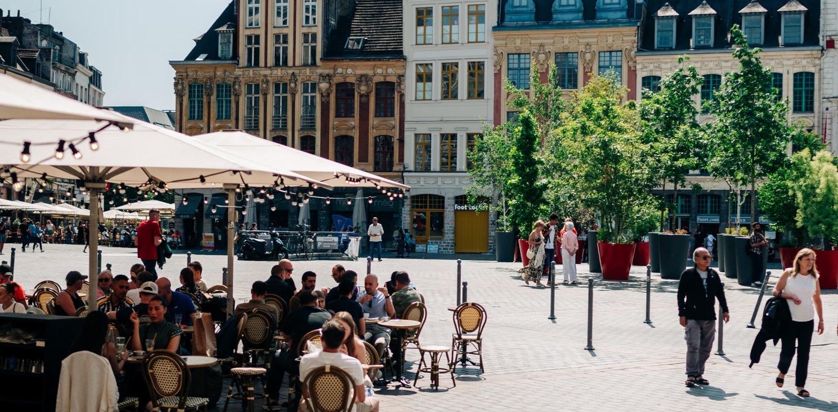 La Grand Place de Lille animée : terrasses, passant·es et façades historiques